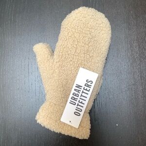 NWT UO faux sherpa mittens